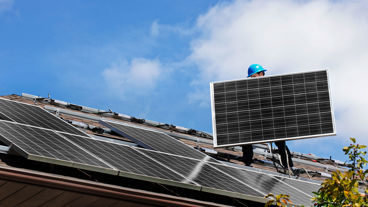 Zonnepanelen-installateur van Greenchoice op dak van een huis